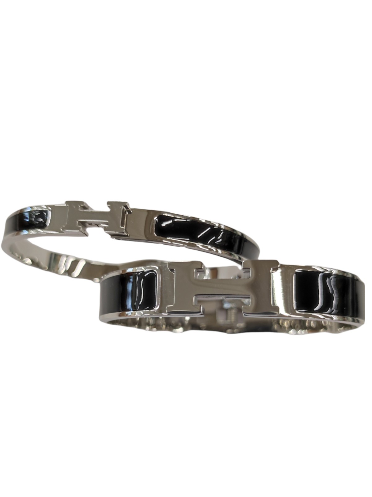 “Handcuffs” bracelet