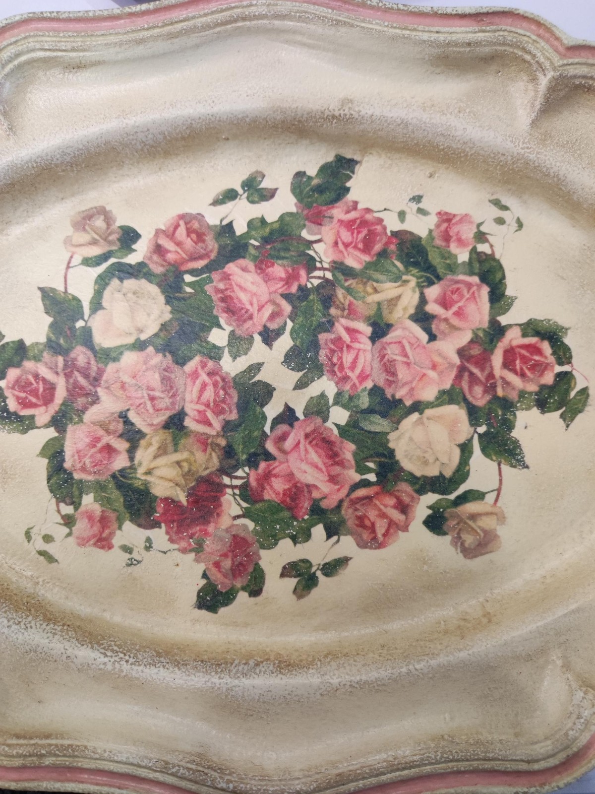 Oval plate with decoupage